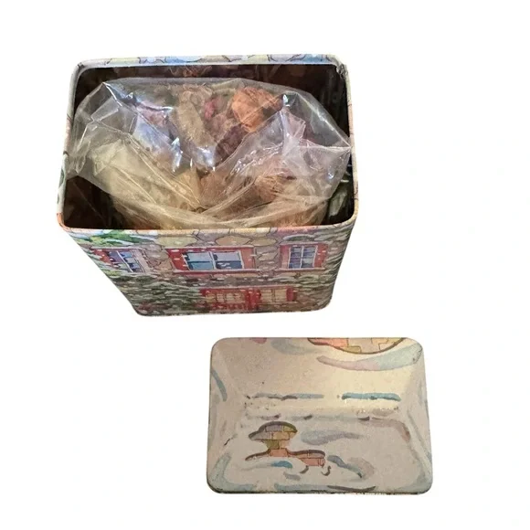 Lillian Vernon 1998 Festive Holiday Tin with Winter Scene - Picture 5 of 8